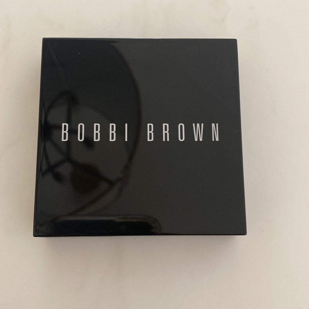 Bobbi Brown highlighting powder